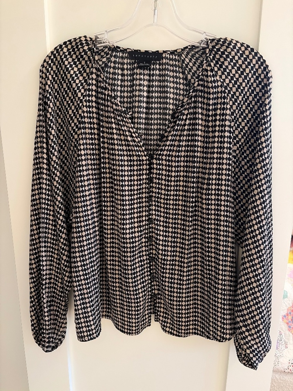 Like new, this Sanctuary shirt is modern and festive! Material feels silky/soft